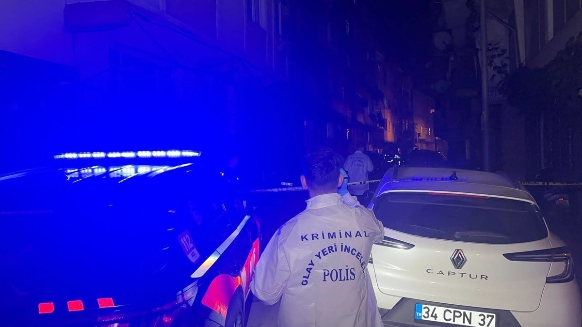 Zeytinburnu'ndaki olay yerinde inceleme yapan polis ekipleri