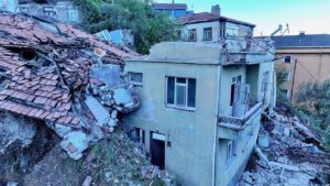 Zonguldak’ta 1 kişinin öldüğü bina çökmesinin ardından tedbirler artırıldı: 28 daireli Kadırga Apartmanı tahliye ediliyor